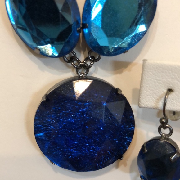 💍HOST PICK!💍 Black and Blue Necklace And Earrings Set - Picture 2 of 9